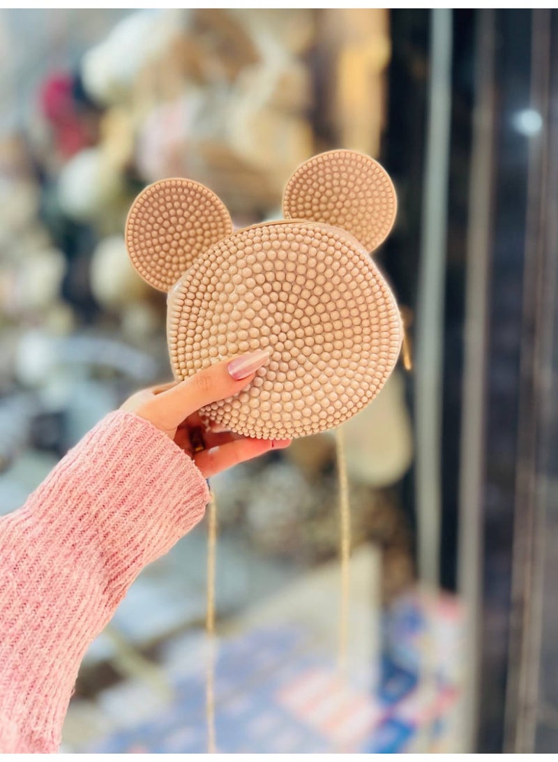 شنطة حريمي ميني بتصميم ميكي كيوت وعصري، مصنوعة من خامة السيليكون المتين والخفيف، سهلة التنظيف ومناسبة للاستخدام اليومي. حجم صغير وعملي، مثالية للمشاوير السريعة والخروجات، وتضيف لمسة مرحة وشيك لأي لوك. اختيار ترندي لمحبات الستايل الكيوت والناعم - Image 3